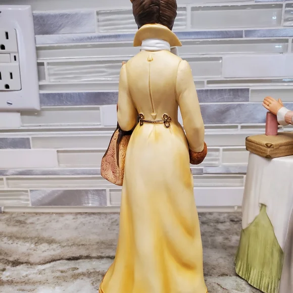 1981 & 1984 Avon Porcelain Women Figurines Avon - Picture 9 of 14